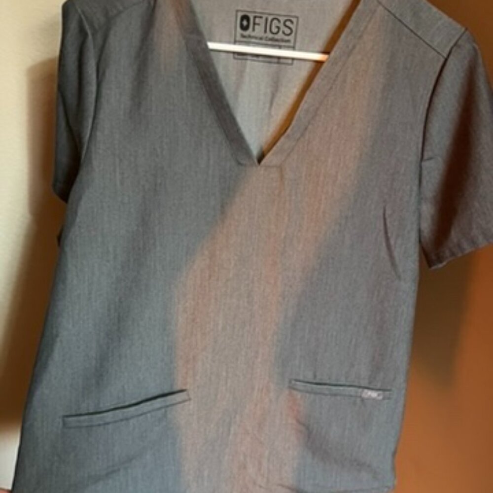 Graphite Figs Casma Three Pocket Scrub Top SMALL